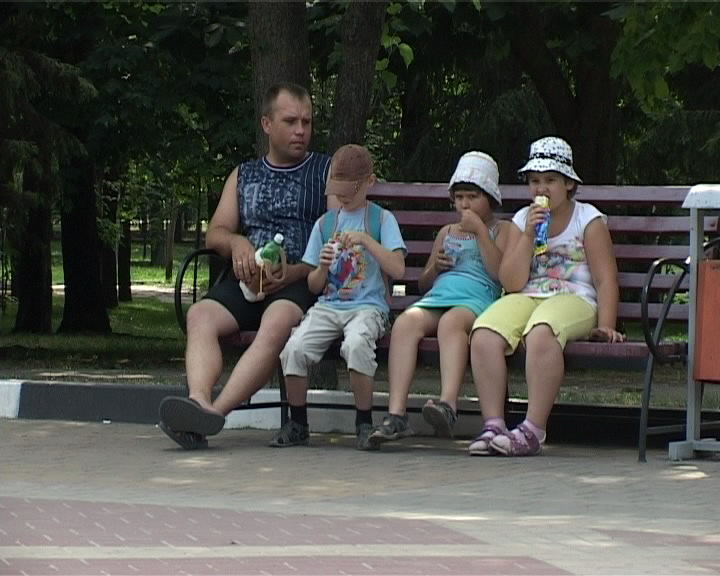 дети на скамейке едят мороженое