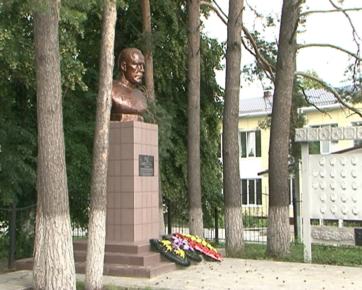памятник летчику Николаю Сурневу в Шебекинском районе