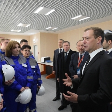 Дмитрий Медведев и работники Стойленского ГОКа