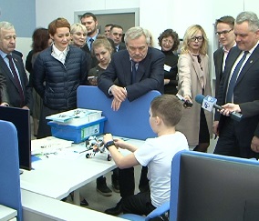 губернатор Евгений Савченко посещает детский технопарк «Кванториум»