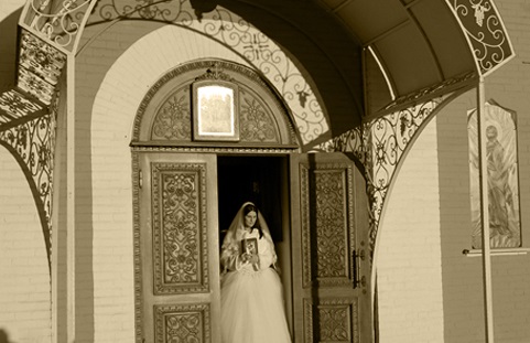 невеста выходит из церкви