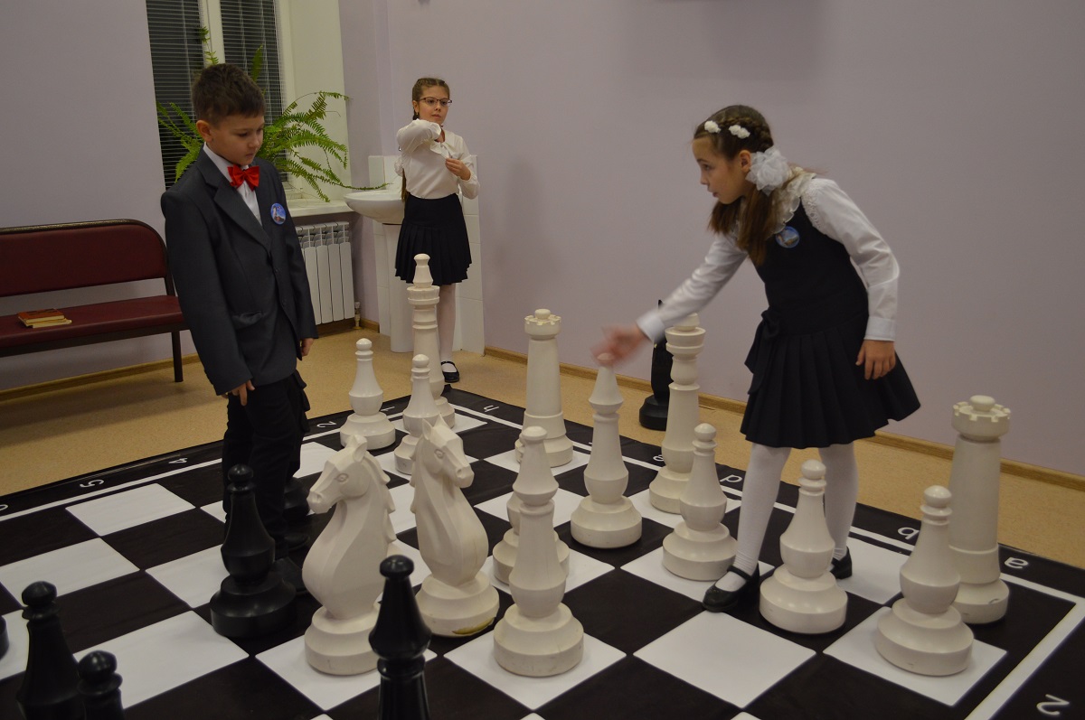 школьники играют в шахматы