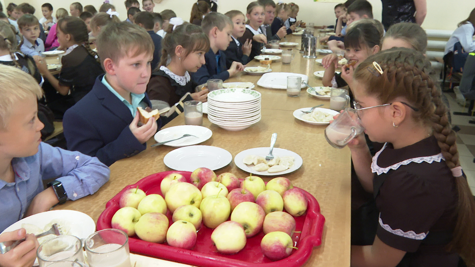 школьники едят в столовой