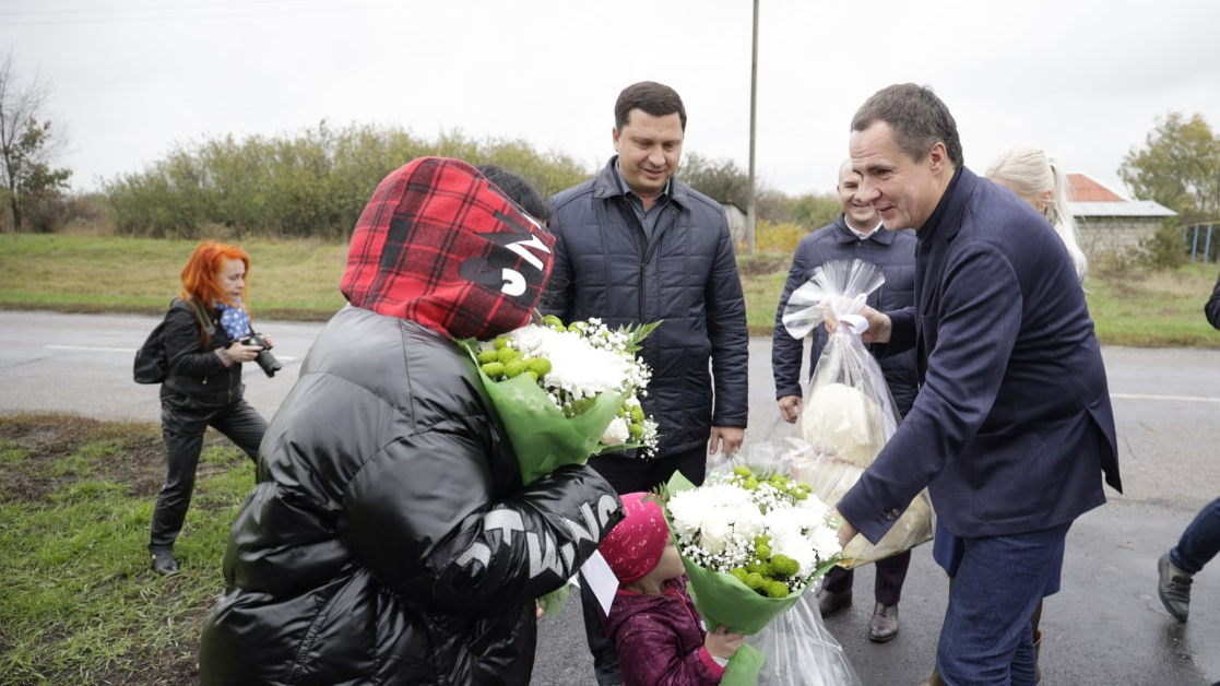 Вячеслав Гладков поздравляет семью с новосельем