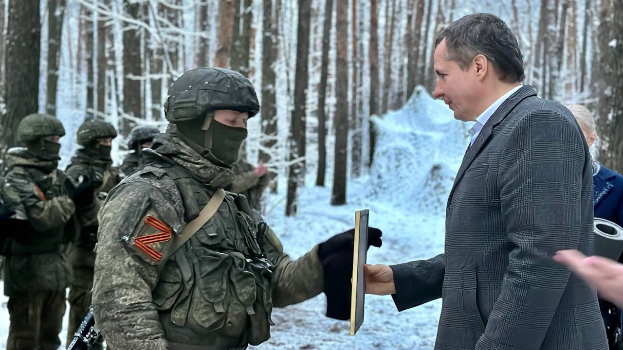 Вячеслав Гладков поздравляет военнослужащего