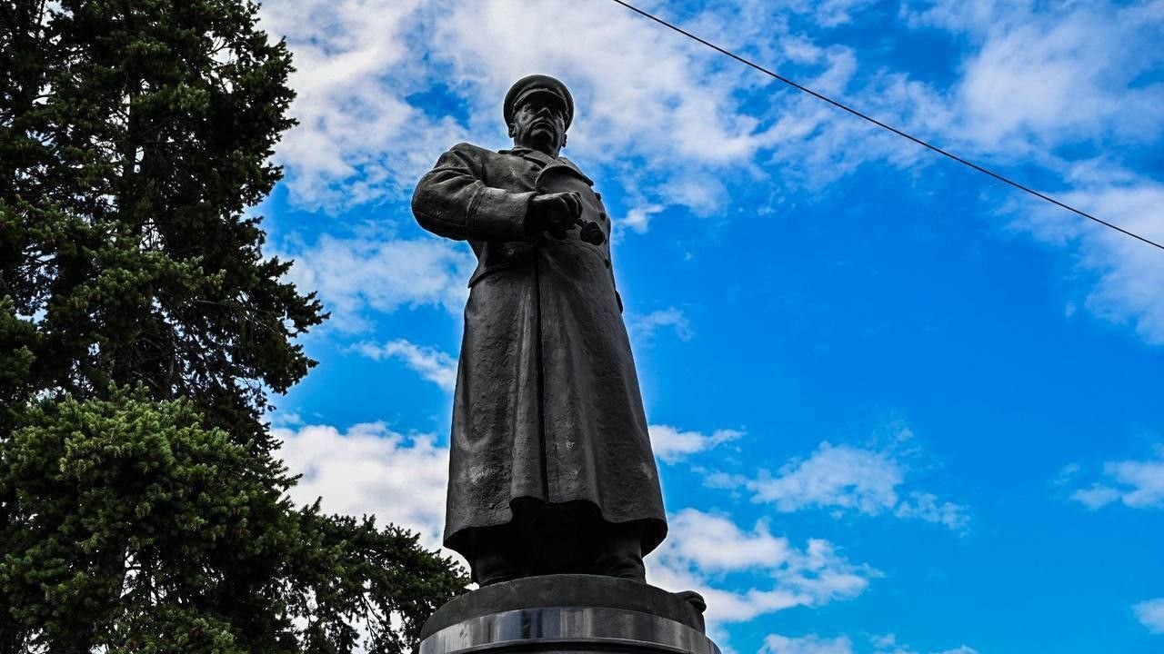 К 81-й годовщине освобождения Белгорода отремонтировали памятник генералу армии Иосифу Апанасенко