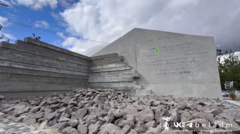 В Камышитовом сквере установили монумент в память о погибших белгородцах