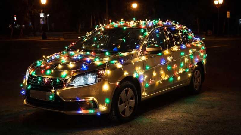 Можно ли украшать автомобиль к Новому году гирляндой?