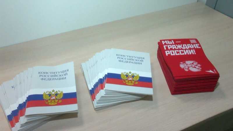 В государственный праздник в Волоконовке вручили паспорта 32 школьникам
