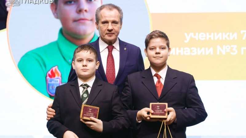 Вячеслав Гладков вручил награды белгородским волонтёрам и поблагодарил за «великий труд»