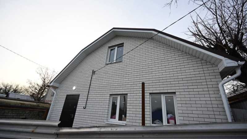 Семье, потерявшей дом при обстреле, достроят жильё к Новому году