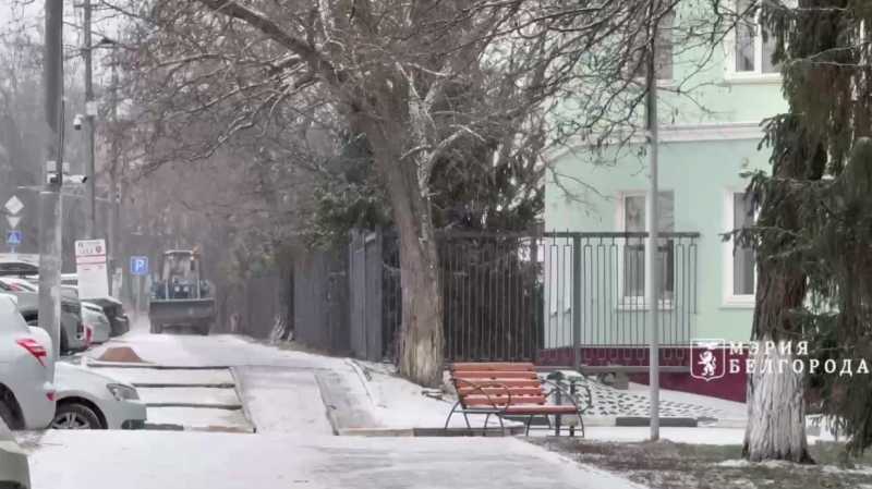 Более 770 специалистов и 103 единицы спецтехники убирают снег в Белгороде
