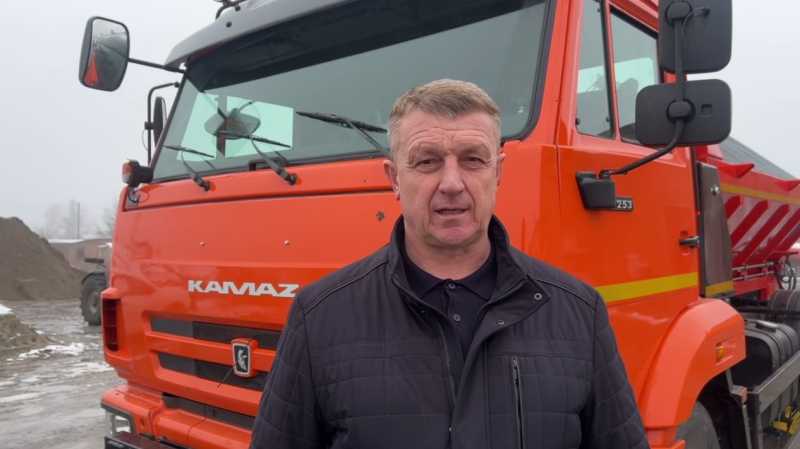 Блогер-миллионник Михаил Литвин подарил Борисовскому округу автомобиль КамАЗ