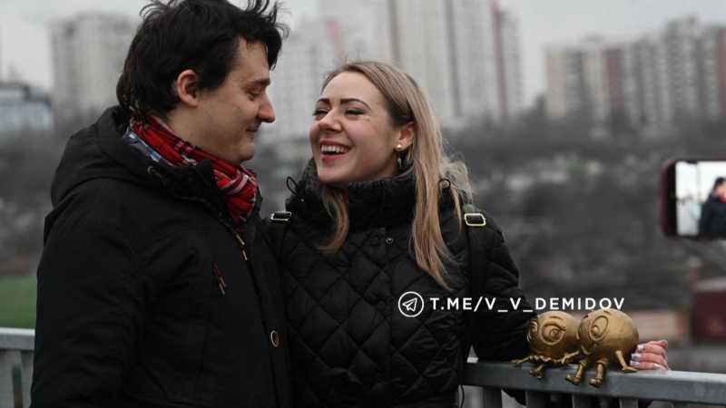 На мосту «улыбок» в Белгороде установили мини-скульптуры влюблённых смайлов