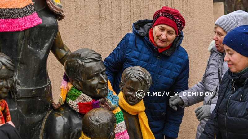 Тепло сердец и золотые руки: бабушки связали украшения для Белгорода