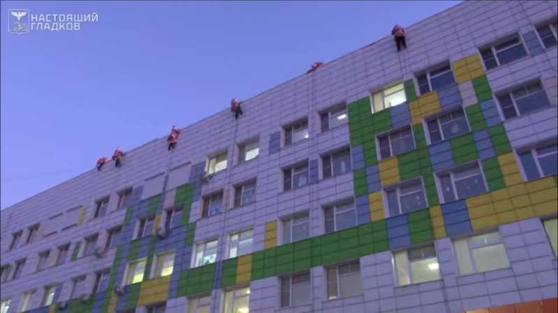 В Белгороде десятки Дедов Морозов устроили праздник в детской областной больнице