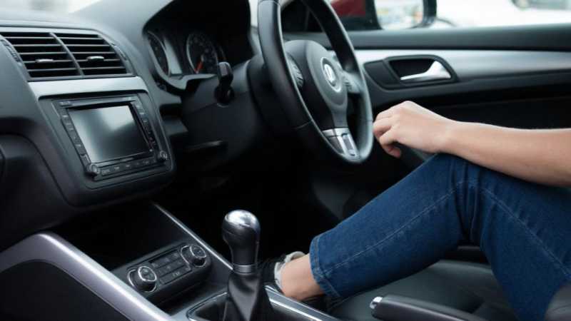 Что делать при заклинивании педали газа?