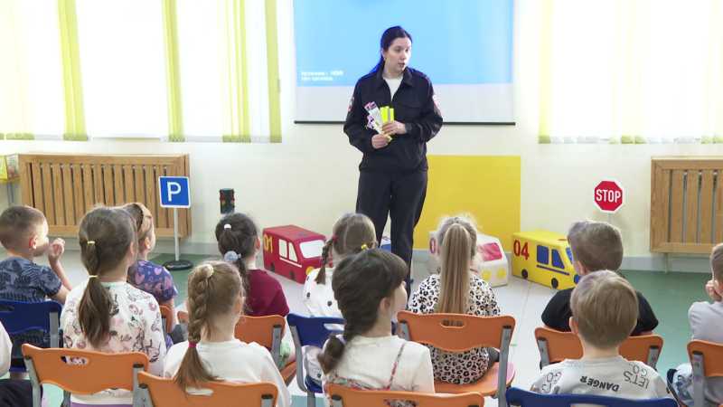 Сотрудники Госавтоинспекции провели беседу с воспитанниками центра образования «Луч»