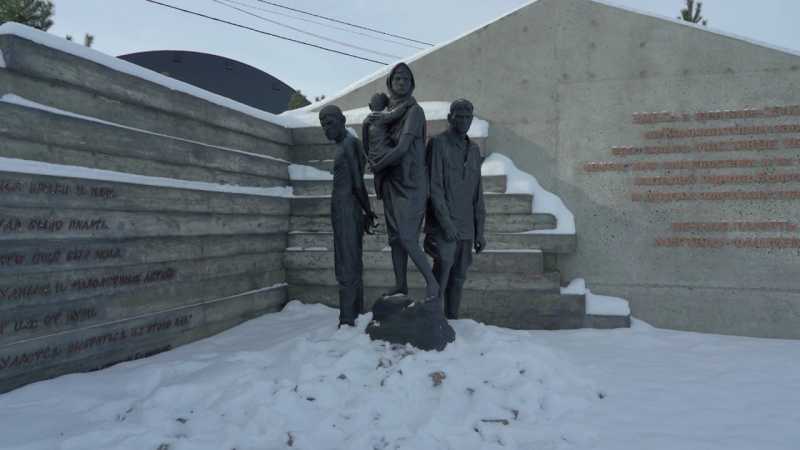 Белгородские школьники в память о блокаде Ленинграда возложили цветы к мемориалу