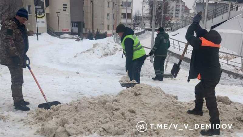Коммунальные службы Белгорода борются с гололёдом на дорогах