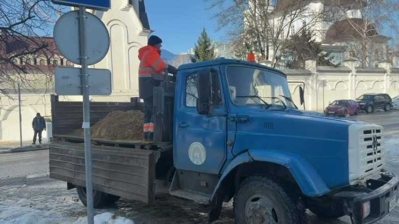 Больше 50 единиц спецтехники и 200 человек борются с гололёдом на улицах Белгорода