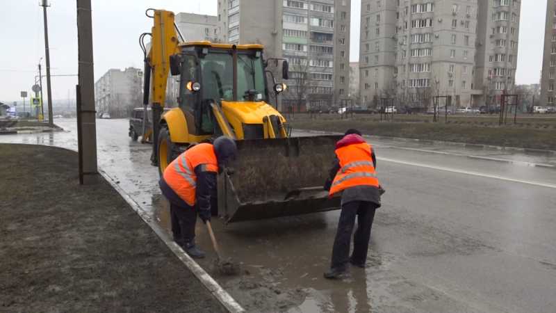 В Губкине коммунальщики убирают тонны песка