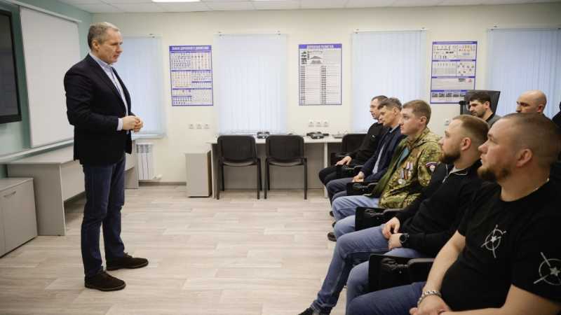 Вячеслав Гладков обсудил с краснояружскими ветеранами СВО адаптацию к мирной жизни