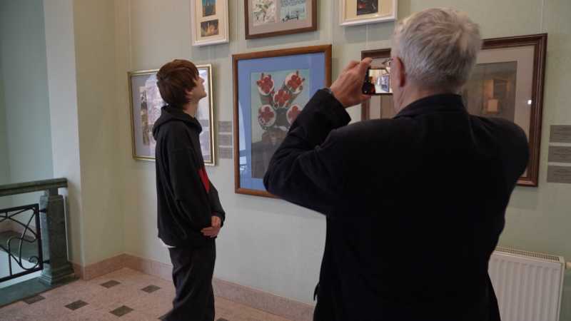 В Белгородском художественном музее открыли выставку «Звёздам навстречу»