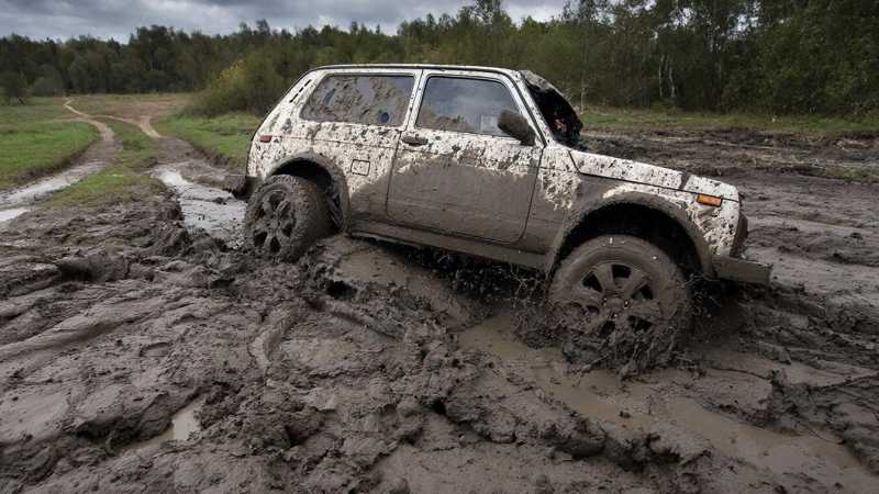 Как вытащить автомобиль из кювета или грязи