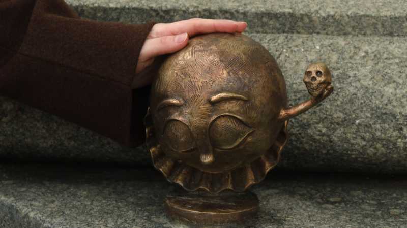 У стен Белгородского драмтеатра появился смайлик с черепом в руке