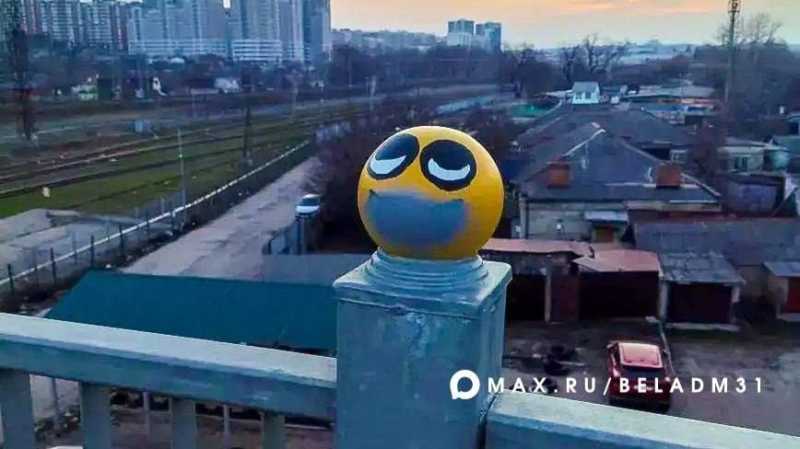 Неизвестные испортили смайлики на «Мосту улыбок» в Белгороде