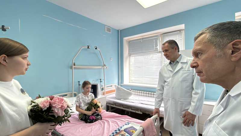 Владимир Соловьёв и Вячеслав Гладков навестили детей, пострадавших от атак ВСУ