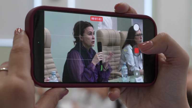 Сенатор от Белгородской области и министр здравоохранения региона встретились с выпускниками-медиками