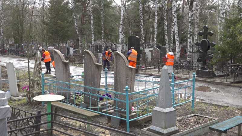 В Старом Осколе перед праздниками приводят в порядок места захоронений