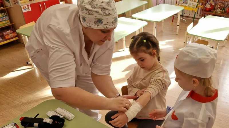 Медики Ракитянской ЦРБ провели для дошкольников занятия по оказанию первой помощи