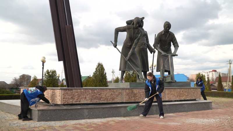 «Волонтёры Победы» провели субботник у памятника женщинам‑строителям железной дороги Старый Оскол – Ржава