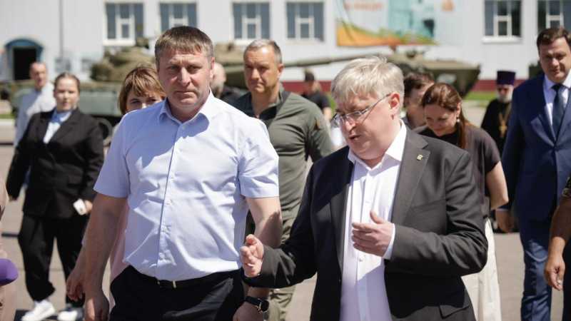 Александр Шуваев побывал в новооскольском центре «Армата»