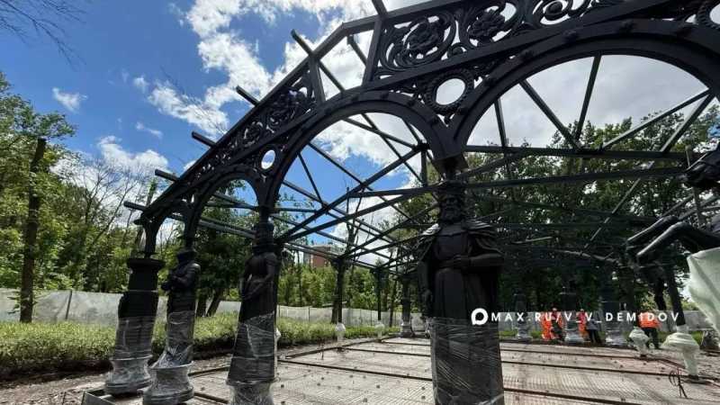 В парке им. Ленина в Белгороде обустраивают шахматную беседку