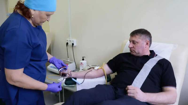 Александр Шуваев сдал кровь во Всемирный день донора