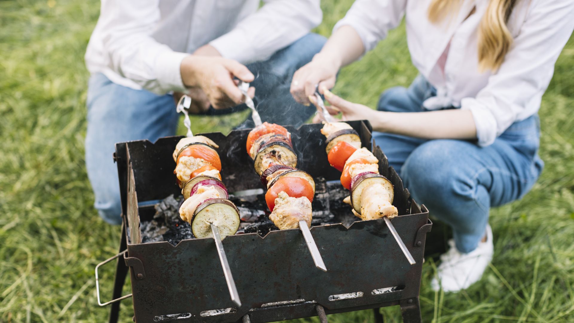 couple doing barbecue nature