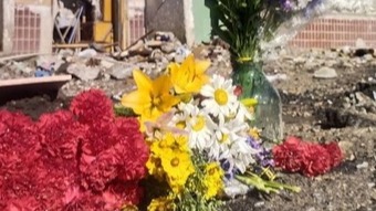 В Шебекино люди несут цветы к месту трагедии на Железнодорожной, 18