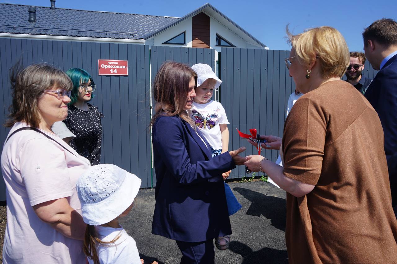 11 белгородским многодетным семьям вручили ключи от новых домов |  13.06.2023 | Белгород - БезФормата