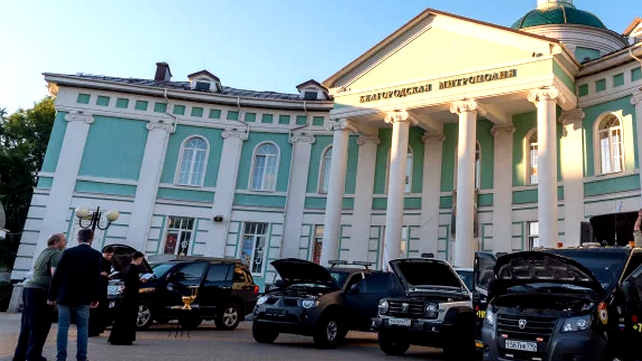 Белгородская митрополия передала военным специализированные машины  