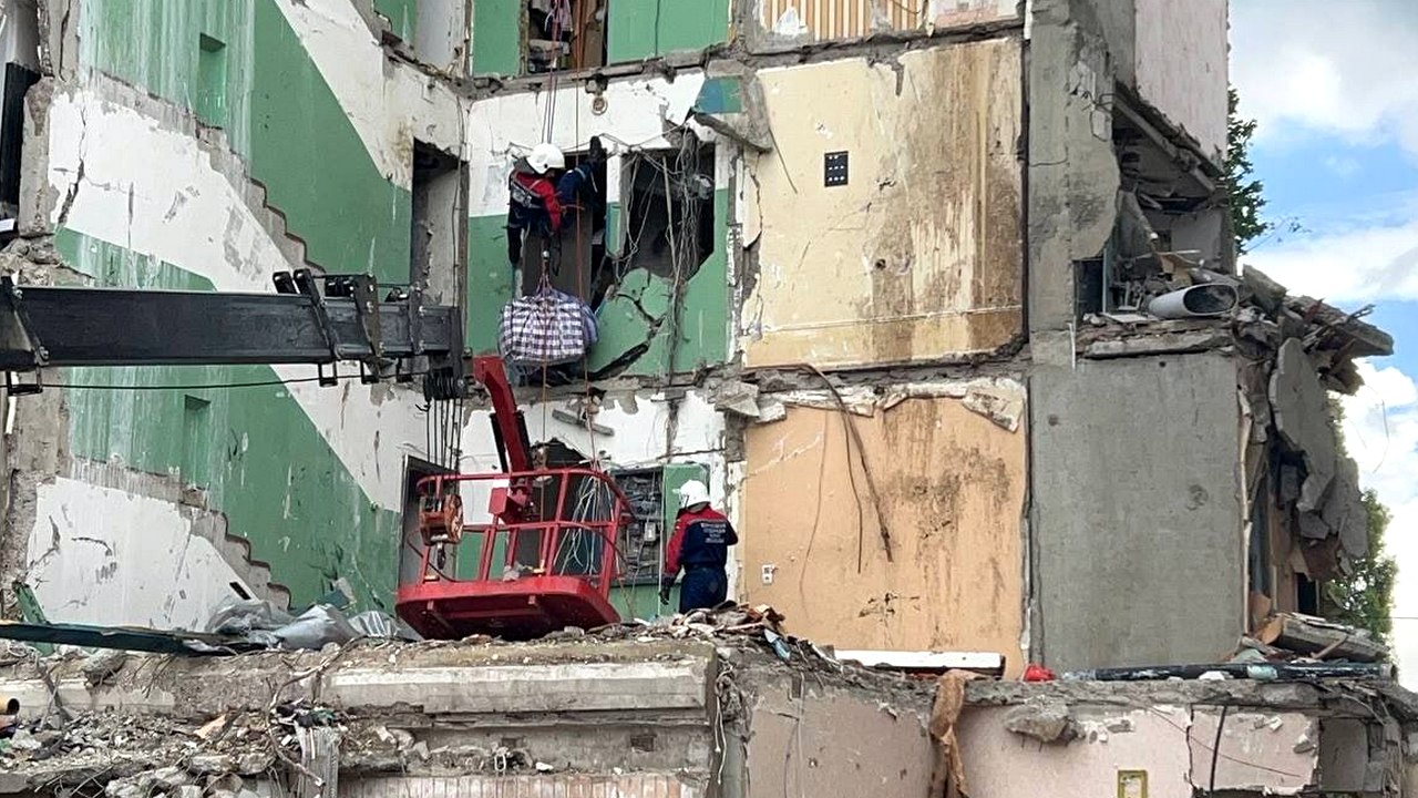 Вещи  жильцов с верхних этажей полуразрушенного дома в Шебекино вывозят с помощью альпинистского снаряжения
