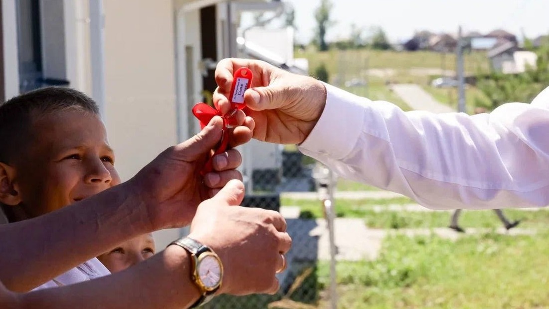 Семь многодетных семей из Старооскольского округа получили ключи от новых домов