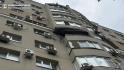 Коммунальные службы убирают осколки после атаки БПЛА на МКД в Белгороде