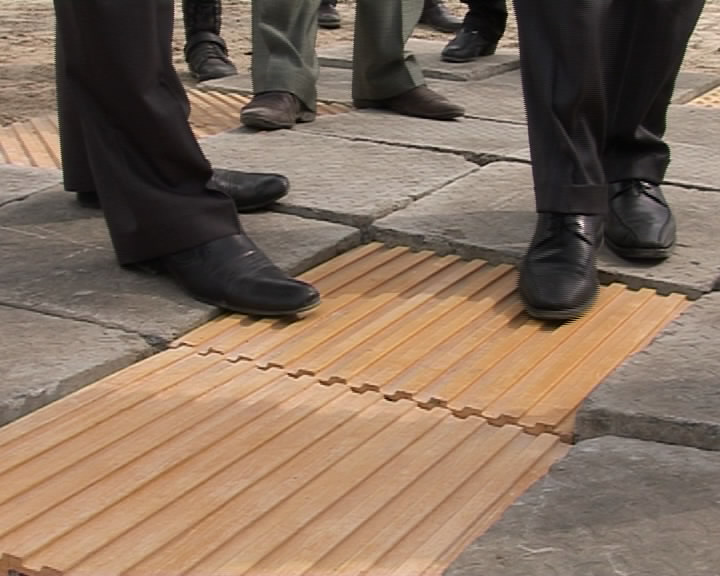 Новая плитка разработана специально для незрячих пешеходов