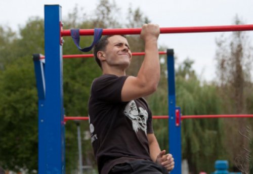 Подтягивания на полотенце. Занятия на предплечье на турнике. Подъем на брусьях. Подтягивания на турнике. Подтягивания широким хватом.