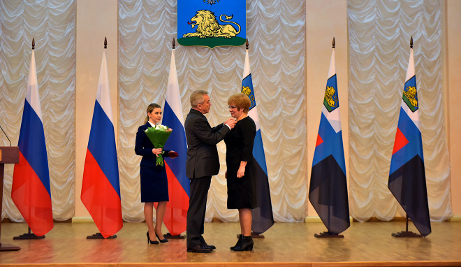 Губернатор Евгений Савченко вручает награду Ирине Игнатовой