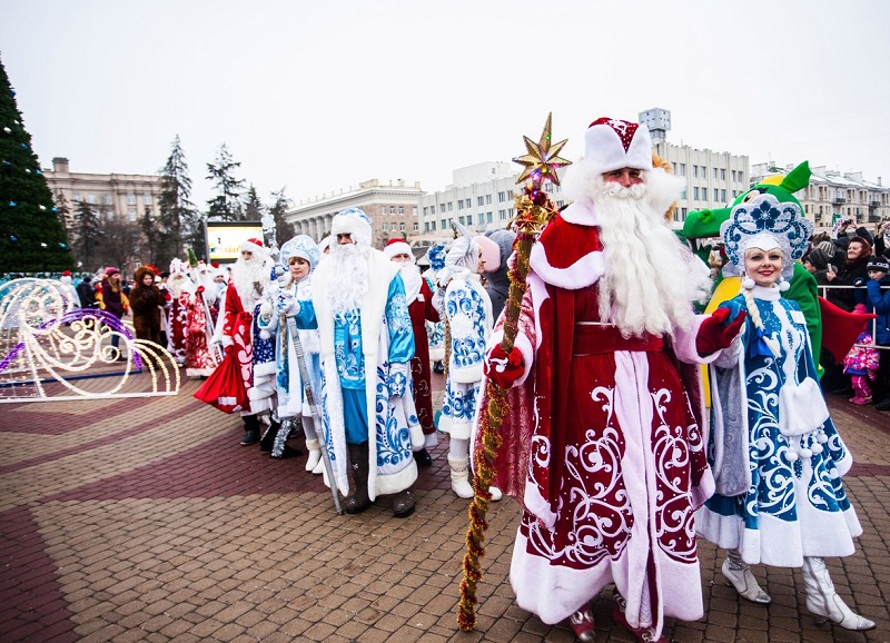 парад Дедов Морозов на Соборной площади Белгорода